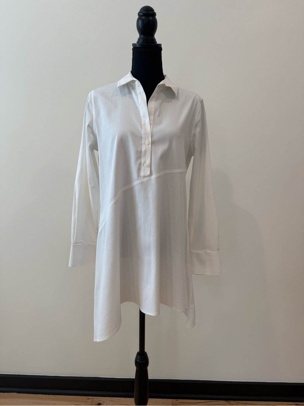 Chico’s No-Iron White Asymmetrical Tunic Shirt Size 0.5 / US 6
